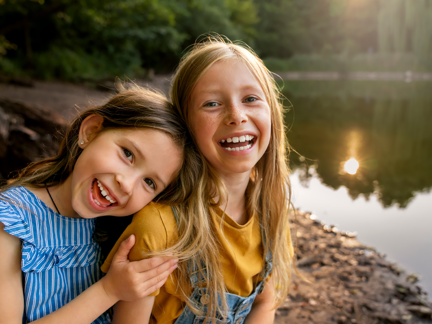 Kinderen die spelen bij een chalet op het park