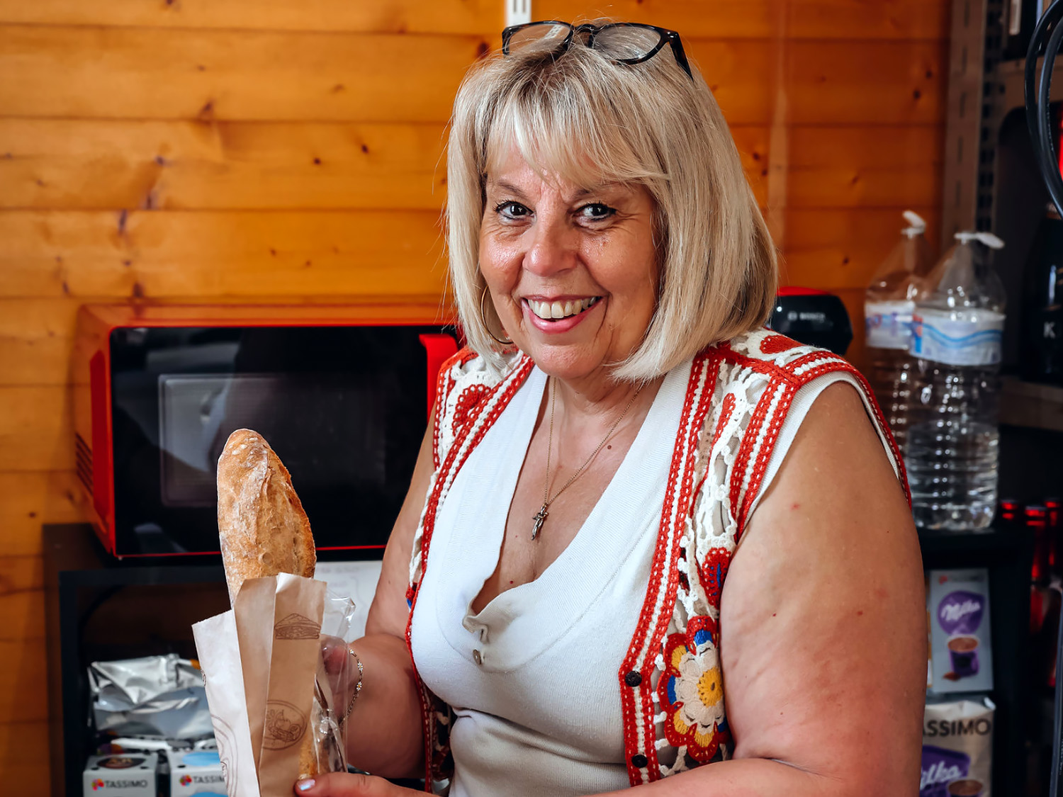 Meertalige host die gasten helpt op het park