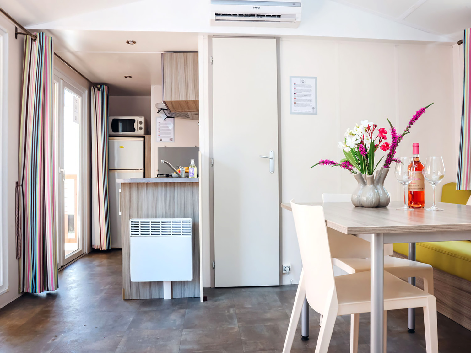 Modern ingericht chalet met overdekt terras