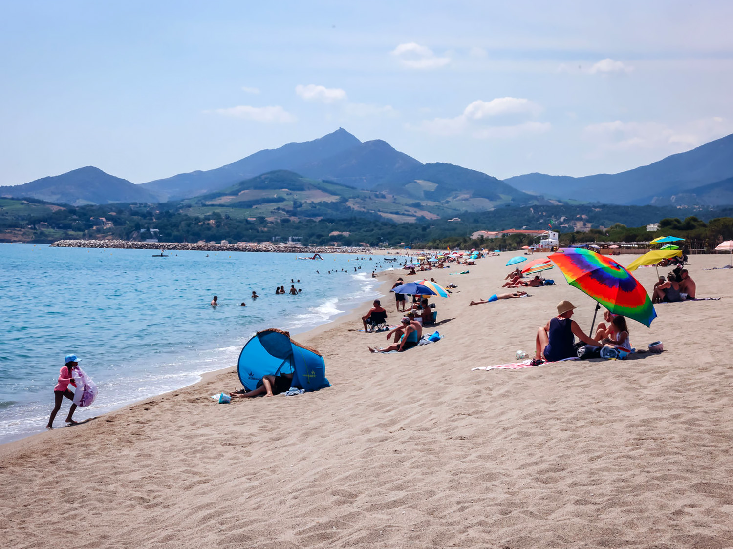 Zwembad en ligweide op een zonnig vakantiepark